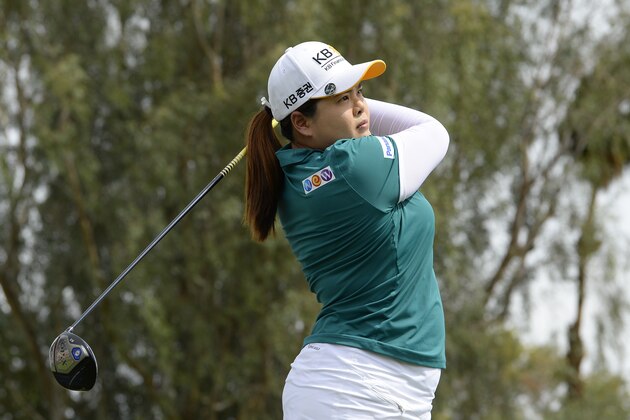 RANCHO MIRAGE, CA - APRIL 01:  Inbee Park of South Korea makes a tee shot on the third hole during the final round of the ANA Inspiration on the Dinah Shore Tournament Course at Mission Hills Country Club on April 1, 2018 in Rancho Mirage, California. (Photo by Robert Laberge/Getty Images)