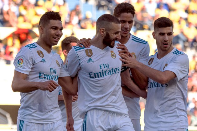 Real Madrid's French forward Karim Benzema (C) celebrates a goal with teammates during the Spanish League football match between UD Las Palmas and Real Madrid CF at the Gran Canaria stadium in Las Palmas on March 31, 2018. / AFP PHOTO / DESIREE MARTIN        (Photo credit should read DESIREE MARTIN/AFP/Getty Images)
