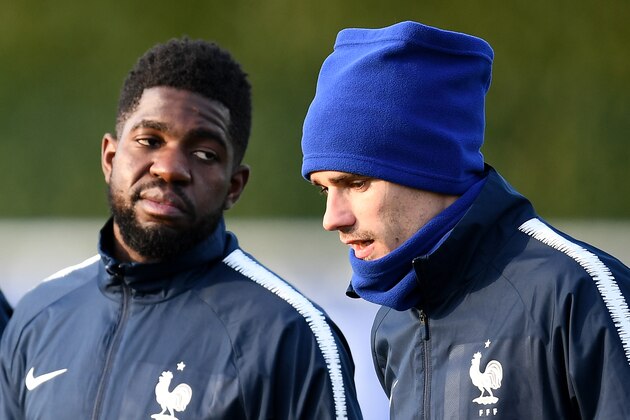 (from L) France's defender Samuel Umtiti speaks with France's forward Antoine Griezmann during a training session in Clairefontaine en Yvelines on March 20, 2018, as part of the team's preparation for the friendly football match against Colombia and Russia.  / AFP PHOTO / FRANCK FIFE        (Photo credit should read FRANCK FIFE/AFP/Getty Images)