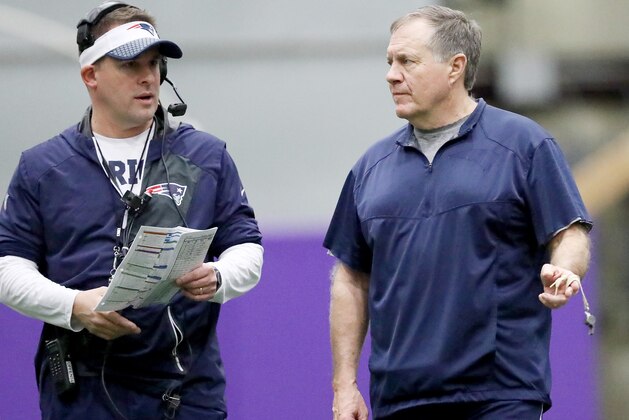 EDEN PRAIRIE, MN - FEBRUARY 02:  Offensive coordinator Josh McDaniels and head coach Bill Belichick of the New England Patriots talks during the New England Patriots practice on February 2, 2018 at Winter Park in Eden Prairie, Minnesota. The New England Patriots will play the Philadelphia Eagles in Super Bowl LII on February 4.  (Photo by Elsa/Getty Images)