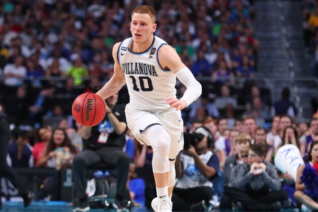 SAN ANTONIO, TX - MARCH 31:  Donte DiVincenzo #10 of the Villanova Wildcats handles the ball on offense against the Kansas Jayhawks in the second half during the 2018 NCAA Men's Final Four Semifinal at the Alamodome on March 31, 2018 in San Antonio, Texas.  (Photo by Tom Pennington/Getty Images)