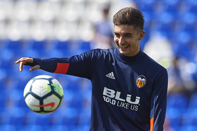 LEGANES, SPAIN - APRIL 01:  Ferran Torres of Valencia warms up prior to the La Liga match between Leganes and Valencia at Estadio Municipal de Butarque on April 1, 2018 in Leganes, Spain.  (Photo by Quality Sport Images/Getty Images)