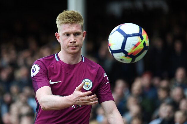 LIVERPOOL, ENGLAND - MARCH 31:  Kevin De Bruyne of Manchester City collects the ball during the Premier League match between Everton and Manchester City at Goodison Park on March 31, 2018 in Liverpool, England.  (Photo by Michael Regan/Getty Images)