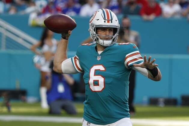 Miami Dolphins quarterback Jay Cutler (6) looks to pass, during the first half of an NFL football game against the Buffalo Bills, Sunday, Dec. 31, 2017, in Miami Gardens, Fla. (AP Photo/Wilfredo Lee)