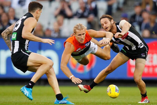 MELBOURNE, AUSTRALIA - MARCH 31:  Nick Haynes of the Giants and James Aish of the Magpies compete for the ball during the round two AFL match between the Collingwood Magpies and the Greater Western Sydney Giants at Melbourne Cricket Ground on March 31, 2018 in Melbourne, Australia.  (Photo by Scott Barbour/Getty Images)