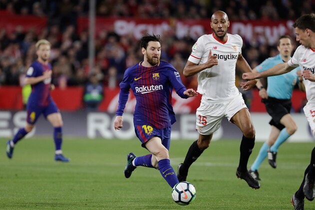 SEVILLA, SPAIN - MARCH 31: Lionel Messi of FC Barcelona, Steven NZonzi of Sevilla FC, Clement Lenglet of Sevilla FC  during the La Liga Santander  match between Sevilla v FC Barcelona at the Estadio Ramon Sanchez Pizjuan on March 31, 2018 in Sevilla Spain (Photo by David S. Bustamante/Soccrates/Getty Images)