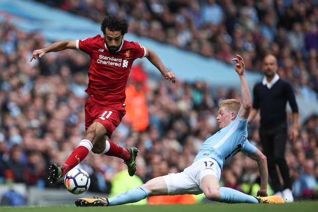 MANCHESTER, ENGLAND - SEPTEMBER 09: Mohamed Salah of Liverpool and Kevin De Bruyne of Manchester City during the Premier League match between Manchester City and Liverpool at Etihad Stadium on September 9, 2017 in Manchester, England. (Photo by Robbie Jay Barratt - AMA/Getty Images)