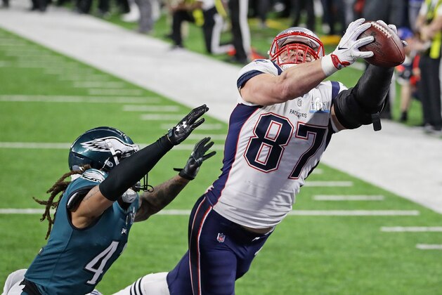 MINNEAPOLIS, MN - FEBRUARY 04:  Rob Gronkowski #87 of the New England Patriots makes a 4-yard touchdown reception against Ronald Darby #41 of the Philadelphia Eagles in the fourth quarter of Super Bowl LII at U.S. Bank Stadium on February 4, 2018 in Minneapolis, Minnesota. The Eagles defeated the Patriots 41-33.  (Photo by Jonathan Daniel/Getty Images)