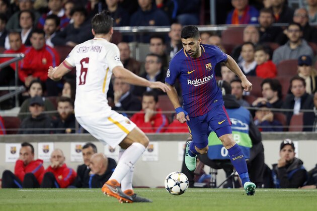 (L-R) Kevin Strootman of AS Roma, Luis Suarez of FC Barcelona during the UEFA Champions League quarter final match between FC Barcelona and AS Roma at the Camp Nou stadium on April 04, 2018 in Barcelona, Spain.(Photo by VI Images via Getty Images)