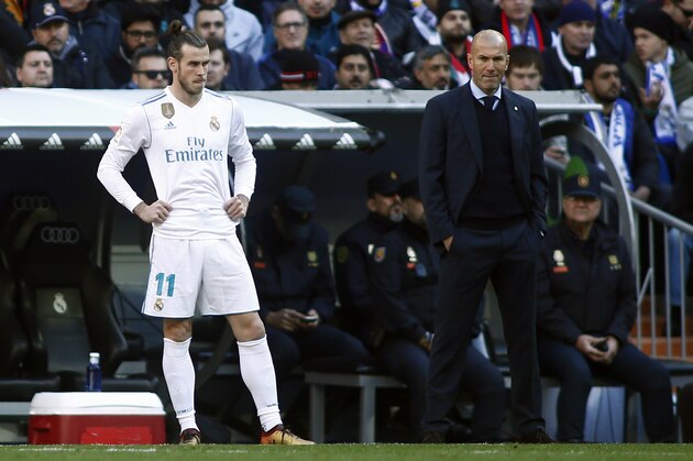 (FromL) Real Madrid's Spanish midfielder Marco Asensio, Real Madrid's Welsh forward Gareth Bale and Real Madrid's French coach Zinedine Zidane look on during the Spanish League 'Clasico' football match Real Madrid CF vs FC Barcelona at the Santiago Bernabeu stadium in Madrid on December 23, 2017.  / AFP PHOTO / OSCAR DEL POZO        (Photo credit should read OSCAR DEL POZO/AFP/Getty Images)