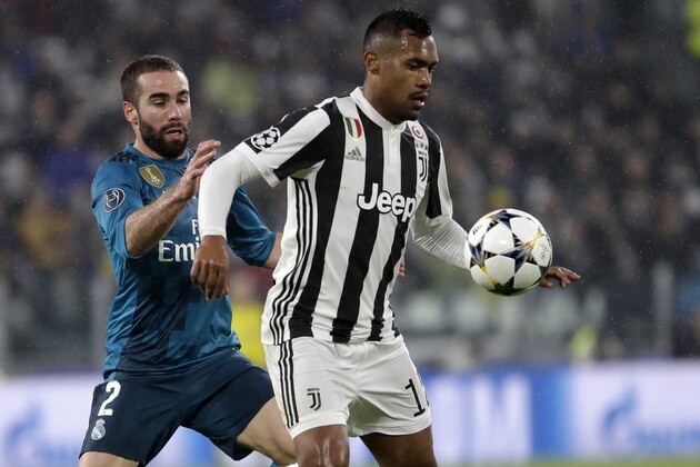 Juventus' Alex Sandro, right, controls the ball as Real Madrid's Dani Carvajal defends during the Champions League, round of 8, first-leg soccer match between Juventus and Real Madrid at the Allianz stadium in Turin, Italy, Tuesday, April 3, 2018. (AP Photo/Luca Bruno)