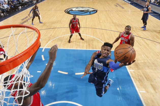 DALLAS, TX - DECEMBER 3: Jonathan Gibson #3 of the Dallas Mavericks goes in for the lay up against the Chicago Bulls on December 3, 2016 at the American Airlines Center in Dallas, Texas. NOTE TO USER: User expressly acknowledges and agrees that, by downloading and or using this photograph, User is consenting to the terms and conditions of the Getty Images License Agreement. Mandatory Copyright Notice: Copyright 2016 NBAE (Photo by Glenn James/NBAE via Getty Images)