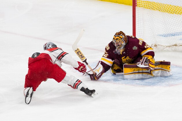 ST. PAUL, MN - APRIL 5: Hunter Shepard #32 of the Minnesota Duluth Bulldogs makes a save against John Wiitala #10 of the Ohio State Buckeyes during game one of the 2018 NCAA Division I Men's Hockey Frozen Four Championship Semifinal at the Xcel Energy Center on April 5, 2018 in St. Paul, Minnesota. (Photo by Richard T Gagnon/Getty Images)