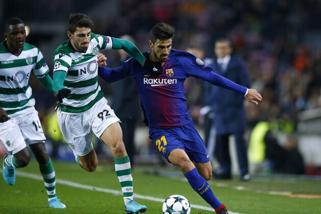 Barcelona's Andre Gomes, right, and Sporting's Cristiano Piccini challenge for the ball during the Champions League Group D soccer match between FC Barcelona and Sporting CP at the Camp Nou stadium in Barcelona, Spain, Tuesday, Dec. 5, 2017. (AP Photo/Manu Fernandez)
