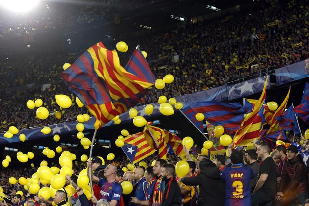 Barcelona fans release yellow balloons to demand freedom for the Catalan imprisoned separatist leaders during the UEFA Champions League quarter-final first leg football match between FC Barcelona and AS Roma at the Camp Nou Stadium in Barcelona on April 4, 2018. / AFP PHOTO / Pau Barrena        (Photo credit should read PAU BARRENA/AFP/Getty Images)