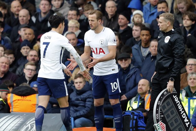 Tottenham's Harry Kane replaces teammate Son Heung-min, left, during the English Premier League soccer match between Chelsea and Tottenham Hotspur at Stamford Bridge stadium in London, Sunday, April 1, 2018. (AP Photo/Frank Augstein)