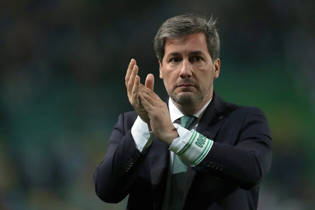 LISBON, PORTUGAL - NOVEMBER 17: Sporting president  Bruno de Carvalho thanking the supporters at the end of the Sporting CP v SC Praiense - Portuguese Cup 4 round match at Estadio Jose Alvalade on November 17, 2016 in Lisbon, Portugal.  (Photo by Carlos Rodrigues/Getty Images)