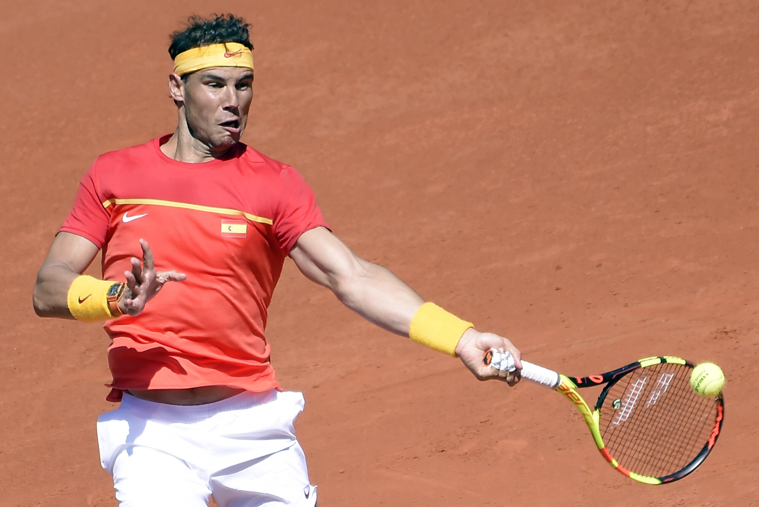 Spain's Rafa Nadal returns the ball during the Davis Cup quarter-final tennis match against Germany's Alexander Zverev at the bullring of Valencia, on April 8, 2018.  / AFP PHOTO / JOSE JORDAN        (Photo credit should read JOSE JORDAN/AFP/Getty Images)