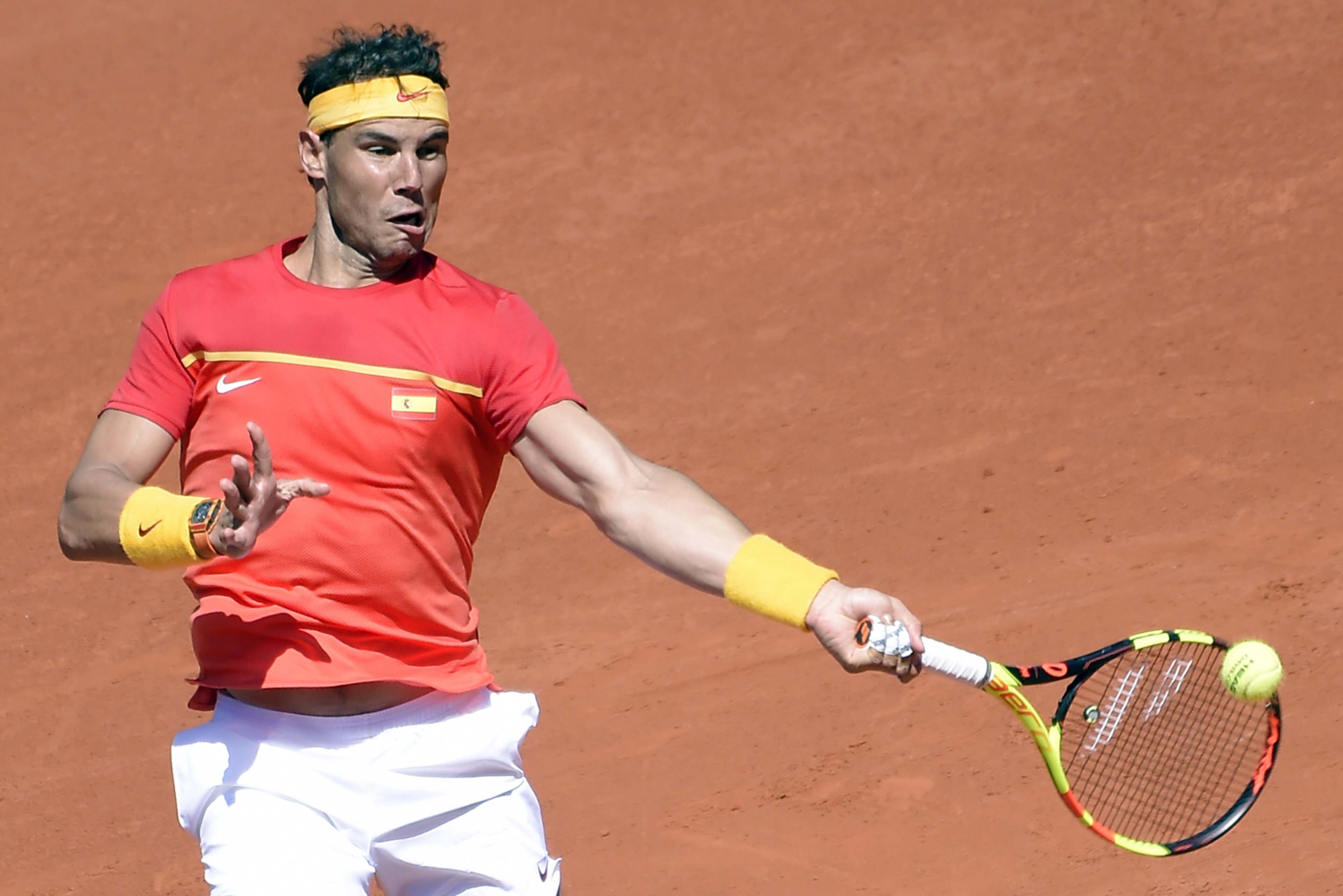 Spain's Rafa Nadal returns the ball during the Davis Cup quarter-final tennis match against Germany's Alexander Zverev at the bullring of Valencia, on April 8, 2018.  / AFP PHOTO / JOSE JORDAN        (Photo credit should read JOSE JORDAN/AFP/Getty Images)