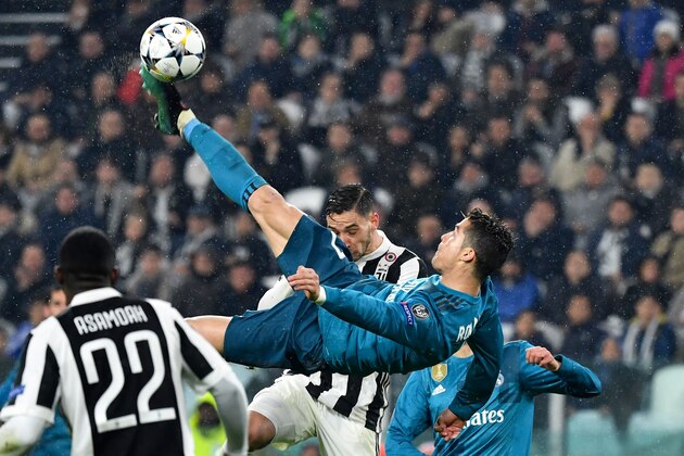 TOPSHOT - Real Madrid's Portuguese forward Cristiano Ronaldo (C) overhead kicks and scores during the UEFA Champions League quarter-final first leg football match between Juventus and Real Madrid at the Allianz Stadium in Turin on April 3, 2018. / AFP PHOTO / Alberto PIZZOLI        (Photo credit should read ALBERTO PIZZOLI/AFP/Getty Images)