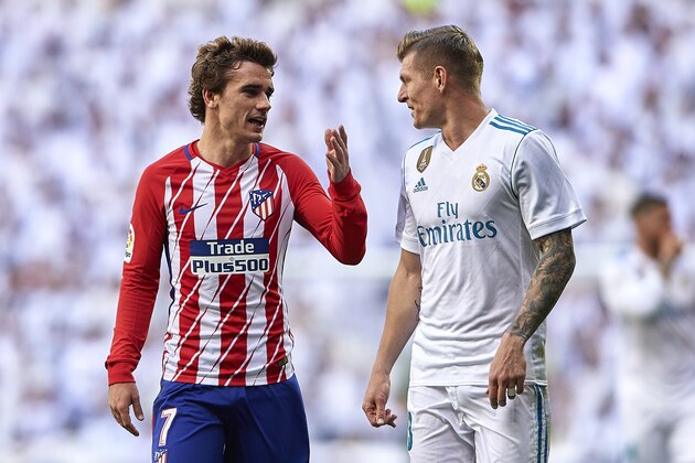 MADRID, SPAIN - APRIL 08:  Toni Kroos of Real Madrid talks with Antoine Griezmann of Atletico de Madrid during the La Liga match between Real Madrid and Atletico Madrid at Estadio Santiago Bernabeu on April 8, 2018 in Madrid, Spain. (Photo by Quality Sport Images/Getty Images)