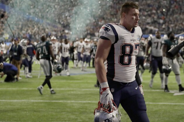El jugador de los Patriots de Nueva Inglaterra Rob Gronkowski sale del terreno tras el Super Bowl 52 de la NFKL contra los Eagles de Filadelfia el domingo, 4 de febrero del 2018, en Minneapolis, Minnesota. (AP Foto/Chris O'Meara)