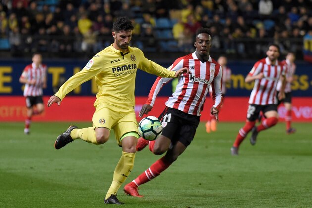 Villarreal's Spanish defender Alvaro Gonzalez (L) vies with Athletic Bilbao's Spanish forward Inaki Williams during the Spanish league football match between Villarreal CF and Athletic Club Bilbao at La Ceramica stadium in Vila-real on April 9, 2018. / AFP PHOTO / JOSE JORDAN        (Photo credit should read JOSE JORDAN/AFP/Getty Images)