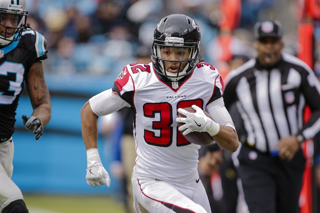 Atlanta Falcons' Jalen Collins (32) runs back an interception against the Carolina Panthers in the first half of an NFL football game in Charlotte, N.C., Saturday, Dec. 24, 2016. The Falcons won 33-16. (AP photo/Bob Leverone)