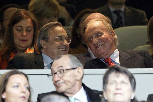Spanish King Juan Carlos, top right, talks to Real madrid President Florentino Perez prior to the Champions League semifinal second leg soccer match between Real Madrid and Borussia Dortmund at the Santiago Bernabeu stadium in Madrid, Spain, Tuesday April 30, 2013. (AP Photo/Alberto Di Lolli)