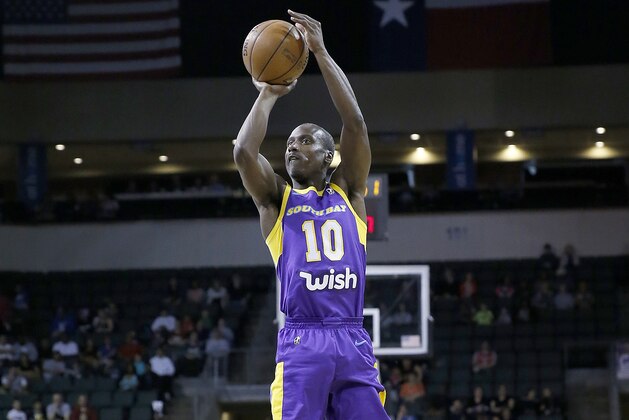CEDAR PARK, TX - MARCH 24:  Andre Ingram #10 of the South Bay Lakers shoots the ball against the Austin Spurs during the NBA G-League on March 24, 2018 at the H-E-B Center At Cedar Park in Cedar Park, Texas. NOTE TO USER: User expressly acknowledges and agrees that, by downloading and/or using this photograph, user is consenting to the terms and conditions of the Getty Images License Agreement. Mandatory Copyright Notice: Copyright 2018 NBAE (Photo by Chris Covatta/NBAE via Getty Images)