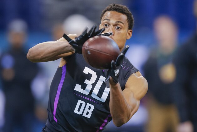 INDIANAPOLIS, IN - MARCH 05: Colorado defensive back Isaiah Oliver (DB30) participates in a drill during the NFL Scouting Combine at Lucas Oil Stadium on March 5, 2018 in Indianapolis, Indiana. (Photo by Michael Hickey/Getty Images)