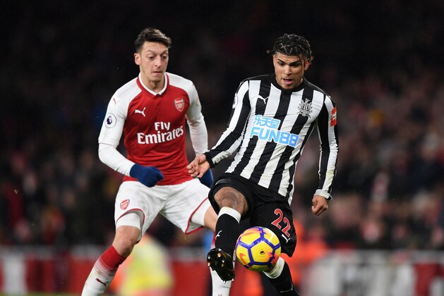 LONDON, ENGLAND - DECEMBER 16:  DeAndre Yedlin of Newcastle United shields the ball from Mezut Ozil of Arsenal during the Premier League match between Arsenal and Newcastle United at Emirates Stadium on December 16, 2017 in London, England. (Photo by Shaun Botterill/Getty Images)