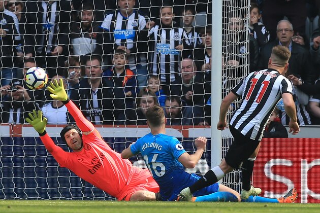 Newcastle United's Scottish midfielder Matt Ritchie (R) scores their second goal past Arsenal's Czech goalkeeper Petr Cech (L) during the English Premier League football match between Newcastle United and Arsenal at St James' Park in Newcastle-upon-Tyne, north east England on April 15, 2018. / AFP PHOTO / Lindsey PARNABY / RESTRICTED TO EDITORIAL USE. No use with unauthorized audio, video, data, fixture lists, club/league logos or 'live' services. Online in-match use limited to 75 images, no video emulation. No use in betting, games or single club/league/player publications.  /         (Photo credit should read LINDSEY PARNABY/AFP/Getty Images)