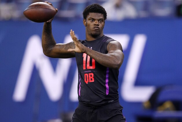 INDIANAPOLIS, IN - MARCH 03: Louisville quarterback Lamar Jackson throws during the NFL Combine at Lucas Oil Stadium on March 3, 2018 in Indianapolis, Indiana. (Photo by Joe Robbins/Getty Images)