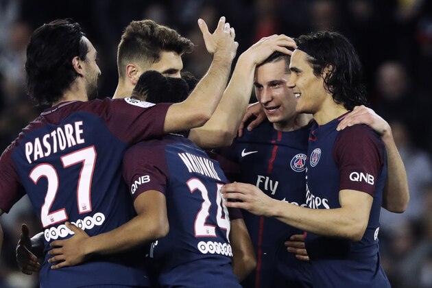 Paris Saint-Germain's German midfielder Julian Draxler (2R) celebrates with  teammates after scoring a goal  during the French L1 football match between Paris Saint-Germain (PSG) and Monaco (ASM) on April 15, 2018, at the Parc des Princes stadium in Paris. / AFP PHOTO / Thomas Samson        (Photo credit should read THOMAS SAMSON/AFP/Getty Images)