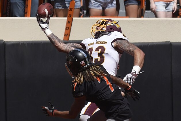 Oklahoma State corner back Ramon Richards (7) watches as Central Michigan tight end Tyler Conklin (83) catches a touchdown in the first half of an NCAA college football game in Stillwater, Okla., Saturday, Sept. 10, 2016. Central Michigan upset Oklahoma State 30-27. (AP Photo/Brody Schmidt)