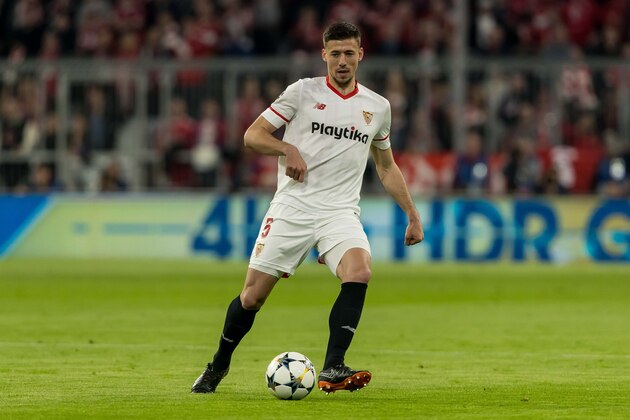 MUNICH, GERMANY - APRIL 11: Clement Lenglet of Sevilla controls the ball during the UEFA Champions League quarter final second leg match between Bayern Muenchen and Sevilla FC at Allianz Arena on April 11, 2018 in Munich, Germany. (Photo by TF-Images/Getty Images)