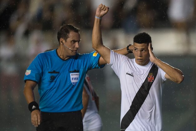 Brazil's Vasco da Gama player Paulinho (R) touches his head in pain after scoring against Bolivia's Jorge Wilstermann during their Libertadores Cup football match at the Sao Januario stadium in Rio de Janeiro, Brazil, on February 14, 2018. / AFP PHOTO / Mauro PIMENTEL (Photo credit should read MAURO PIMENTEL/AFP/Getty Images) Brazil's Vasco da Gama player Paulinho (R) touches his head in pain after scoring against Bolivia's Jorge Wilstermann during their Libertadores Cup football match at the Sao Januario stadium in Rio de Janeiro, Brazil, on February 14, 2018. / AFP PHOTO / Mauro PIMENTEL (Photo credit should read MAURO PIMENTEL/AFP/Getty Images)