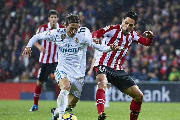 BILBAO, SPAIN - DECEMBER 02:  Lika Modric of Real Madrid CF (L) is challenged by Xavier Etxeita of Athletic Club (R) during the La Liga match between Athletic Club and Real Madrid at Estadio de San Mames on December 2, 2017 in Bilbao, Spain.  (Photo by Juan Manuel Serrano Arce/Getty Images)