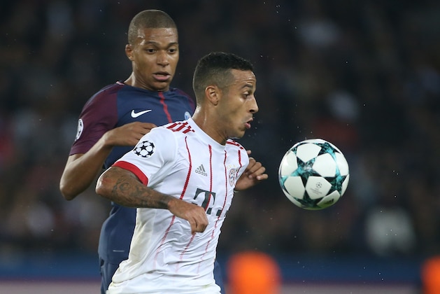PARIS, FRANCE - SEPTEMBER 27: Kylian Mbappe of PSG, Thiago Alcantara of Bayern Munich during the UEFA Champions League group B match between Paris Saint-Germain (PSG) and Bayern Muenchen (Bayern Munich) at Parc des Princes on September 27, 2017 in Paris, France. (Photo by Jean Catuffe/Getty Images)