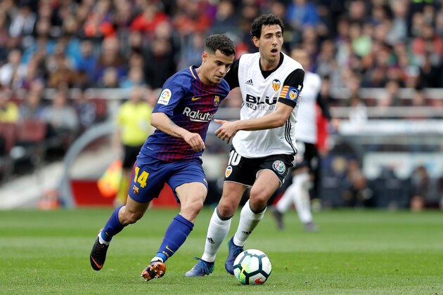 BARCELONA, SPAIN - APRIL 14: (L-R) Philippe Coutinho of FC Barcelona, Daniel Parejo of Valencia CF  during the La Liga Santander  match between FC Barcelona v Valencia at the Camp Nou on April 14, 2018 in Barcelona Spain (Photo by David S. Bustamante/Soccrates/Getty Images)