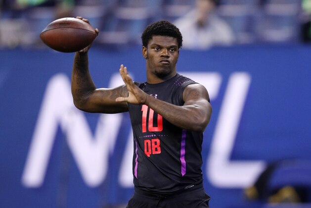 INDIANAPOLIS, IN - MARCH 03: Louisville quarterback Lamar Jackson throws during the NFL Combine at Lucas Oil Stadium on March 3, 2018 in Indianapolis, Indiana. (Photo by Joe Robbins/Getty Images)