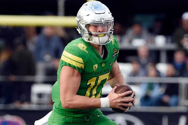LAS VEGAS, NV - DECEMBER 16:  Quaterback Justin Herbert #10 of the Oregon Ducks runs with the ball against the Boise State Broncos in the Las Vegas Bowl at Sam Boyd Stadium on December 16, 2017 in Las Vegas, Nevada. Boise State won 38-28.  (Photo by David Becker/Getty Images)
