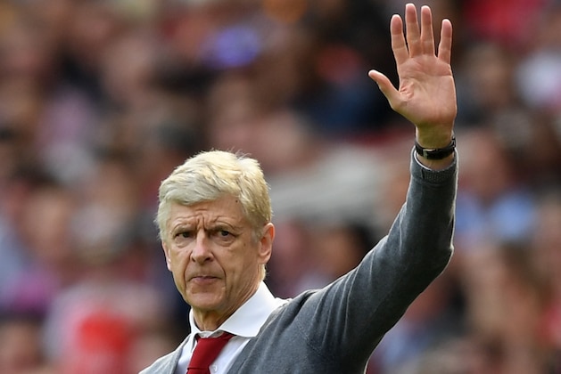 LONDON, ENGLAND - APRIL 22:  Arsene Wenger, Manager of Arsenal gives his team instructions during the Premier League match between Arsenal and West Ham United at Emirates Stadium on April 22, 2018 in London, England.  (Photo by Shaun Botterill/Getty Images)