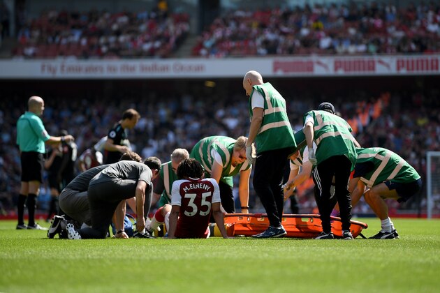 LONDON, ENGLAND - APRIL 22:  Mohamed Elneny of Arsenal receives treatment from the medical team during the Premier League match between Arsenal and West Ham United at Emirates Stadium on April 22, 2018 in London, England.  (Photo by Shaun Botterill/Getty Images)