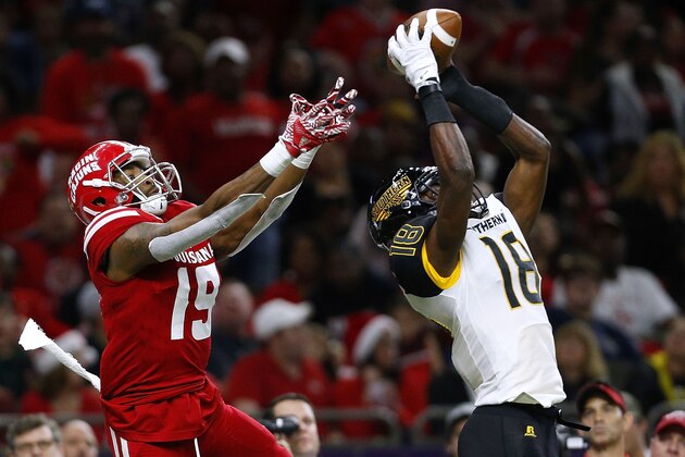 NEW ORLEANS, LA - DECEMBER 17: Tarvarius Moore #18 of the Southern Miss Golden Eagles intercepts the ball over Michael Jacquet #19 of the Louisiana-Lafayette Ragin Cajuns during the first half of a game at the Mercedes-Benz Superdome on December 17, 2016 in New Orleans, Louisiana.  (Photo by Jonathan Bachman/Getty Images)