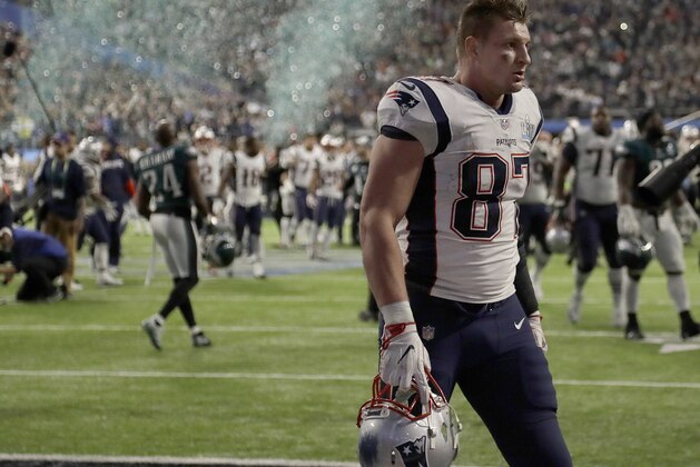 El jugador de los Patriots de Nueva Inglaterra Rob Gronkowski sale del terreno tras el Super Bowl 52 de la NFKL contra los Eagles de Filadelfia el domingo, 4 de febrero del 2018, en Minneapolis, Minnesota. (AP Foto/Chris O'Meara)