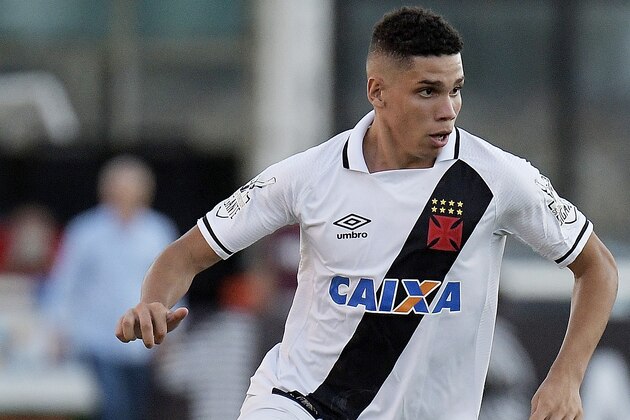 RIO DE JANEIRO, BRAZIL - NOVEMBER 12: PaulinhoÂ of Vasco da Gama in action  during the match between Vasco da Gama and Sao Paulo as part of Brasileirao Series A 2017 at Sao Januario Stadium on November 12, 2017 in Rio de Janeiro, Brazil. (Photo by Alexandre Loureiro/Getty Images)