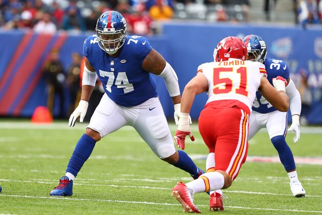 EAST RUTHERFORD, NJ - NOVEMBER 19:  Ereck Flowers #74 of the New York Giants defends against  Frank Zombo #51 of the Kansas City Chiefs during their game at MetLife Stadium on November 19, 2017 in East Rutherford, New Jersey.  (Photo by Al Bello/Getty Images)