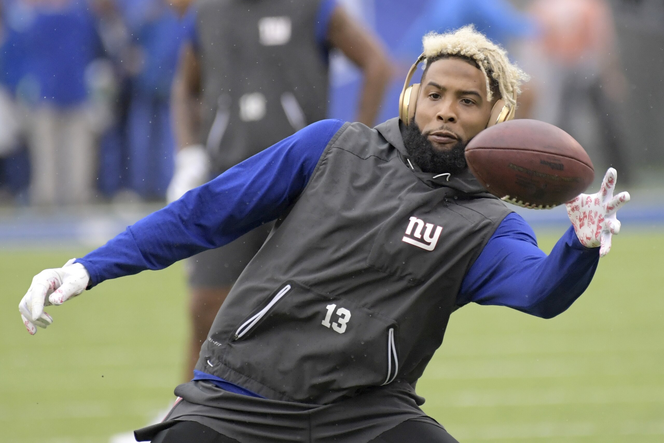 New York Giants wide receiver Odell Beckham works out prior to an NFL football game against the Los Angeles Chargers, Sunday, Oct. 8, 2017, in East Rutherford, N.J. (AP Photo/Bill Kostroun)